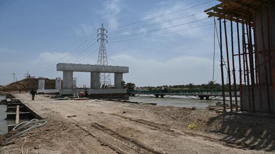 محافظ ميسان يزور مشروع جسر الطبر الكونكريتية ويشيد بوتيرة الانجاز