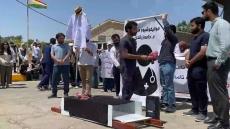 اطباء في اربيل يحملون نعشآ اسودآ…